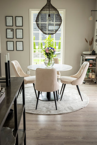 Venture Home Razzia Matbord 106cm -Vit Terazzo / Svart - Velvet Deluxe Matbordsstol - Svarta ben / Beige sammet 4