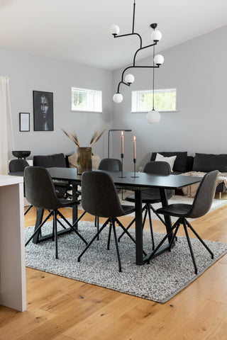 Venture Home Inca förlängningsbord - Svart topp / svarta ben+Polar matstol med spinnfunktion